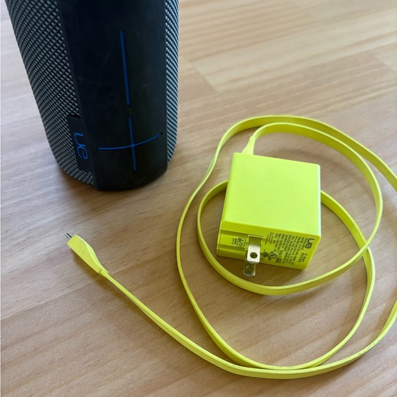 Ultimate Ears (UE) MEGABOOM Portable Waterproof & Shockproof Bluetooth Speaker - Picture 2 of 6